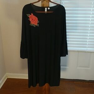 TACERA Black Loose Fitting Dress Size XL Embroidered Red Rose Ruffled Sleeves